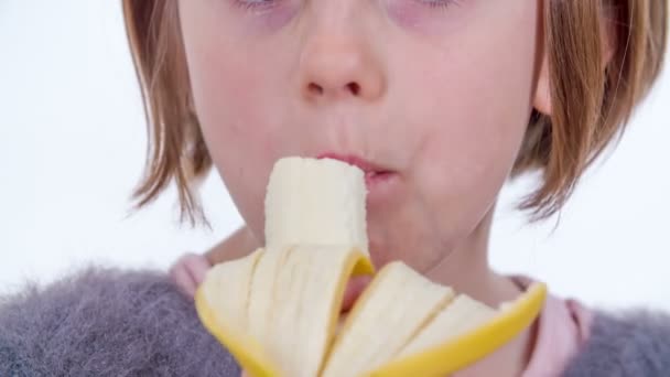 Uma Jovem Está Descascando Uma Banana Então Ela Está Mordendo — Vídeo de Stock