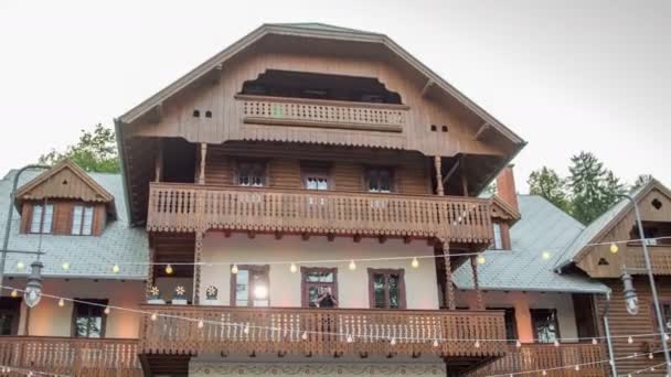 Villa Moderna Con Dettagli Legno Decorata Con Fata Luci — Video Stock