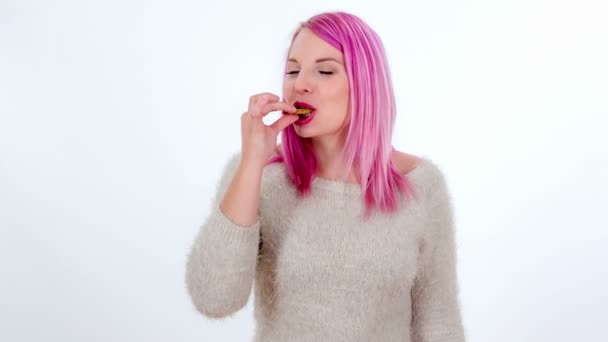 Eine Junge Frau Genießt Den Geschmack Eines Keks — Stockvideo