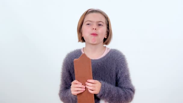 Una Niña Pequeña Está Comiendo Chocolate Con Arroz Gusta — Vídeo de stock