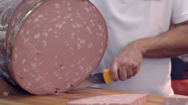 ゴルニャ ラドゴナ スロベニア 2017年8月 アグラ2017男はハムの大きなスライスをカットしています 彼は大きなナイフを使っている これはフェアで行われています — ストック動画