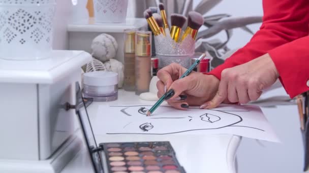 Une Maquilleuse Dessine Une Image Pour Cliente Elle Lui Montre — Video