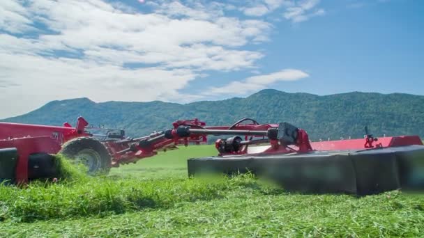 Egy Traktor Húz Egy Gépet Mögötte Vágás Egy Nagy Rét — Stock videók