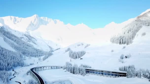 山には雪が多い 谷も雪で覆われています 道路だけがきれいです — ストック動画