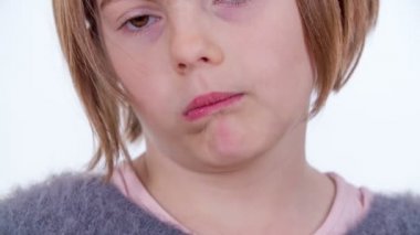 Genç bir kız havuç deniyor..