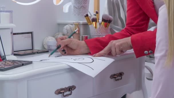 Una Truccatrice Usa Una Matita Disegnare Vorrebbe Mostrare Qualcosa Cliente — Video Stock