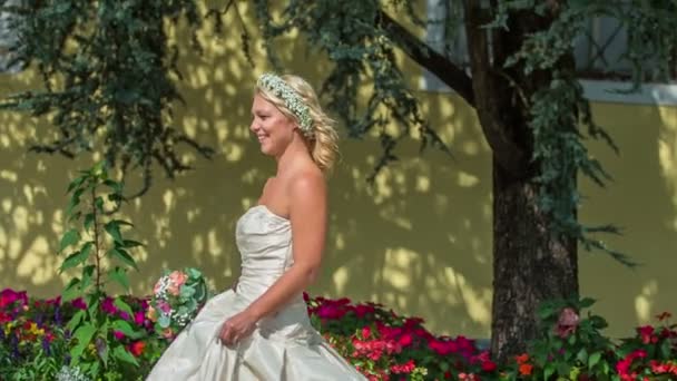 Egy Fiatal Menyasszony Jön Üdvözlés Férje Aki Kísérő Neki Egy — Stock videók