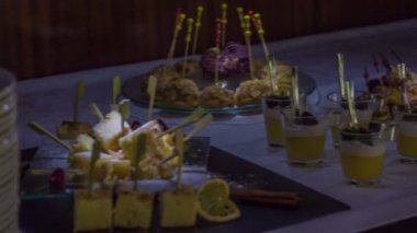 Lezzetli ve şehvetli soğuk aperatifler uzun masada güzelce yerleştirilmiş. Konukların tat alma duyuları çıldıracak..