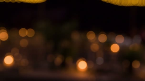 Розмиті Вогні Свічки Які Переносять Гостей Романтичну Атмосферу — стокове відео