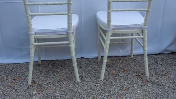 Duas Cadeiras Brancas Renovadas Situadas Areia — Vídeo de Stock