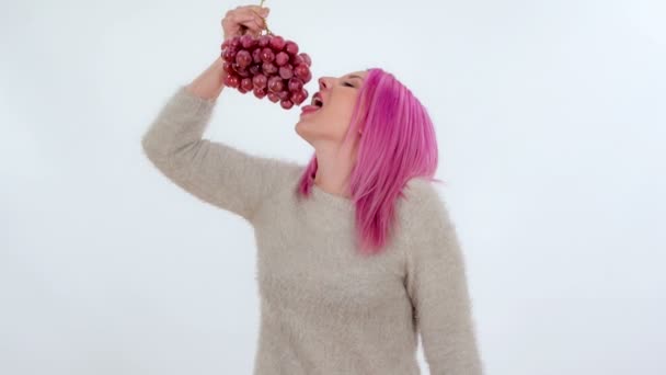 Una Giovane Donna Sta Bevendo Uva Rossa Uno Spuntino — Video Stock