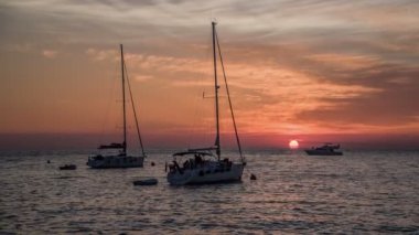 Deniz kenarında güzel bir gün batımı