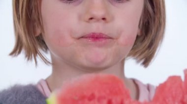 Genç bir kızın tadı karpuz gibidir ve karpuz ağzından düşer..