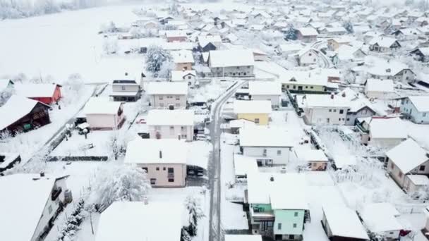 昼間は雪の村 空中ショット すべてが白です 冬の時間だ — ストック動画