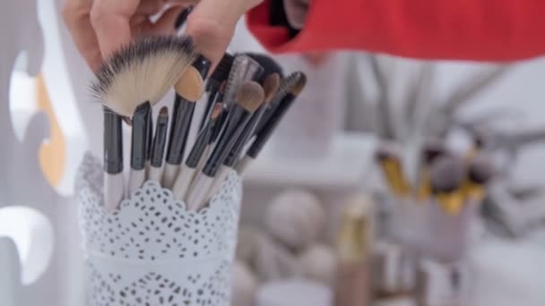 Make Artist Takes Out Fan Brush She Puts Back Its — Stock Video