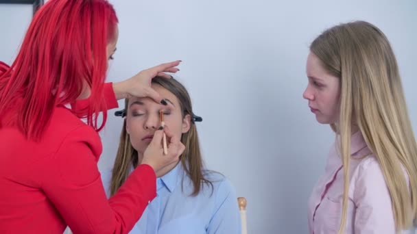 Maquillador Instrucciones Chica Que Hace Preguntas Sobre Sesión Maquillaje — Vídeo de stock