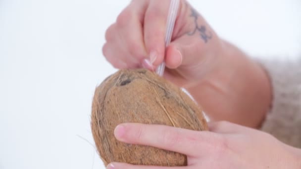 Eine Junge Frau Steckt Einen Strohhalm Die Kokosnuss Und Beginnt — Stockvideo