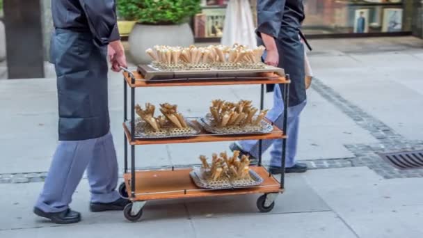 Dos Camareros Empujando Lentamente Carrito Bar Lleno Bocadillos Muy Bien — Vídeo de stock