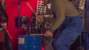 Zalec, Slovenya - 1. Aralık 2017 Müzisyenler etkinlikte sahnede sahne alıyor. Oda karanlık..