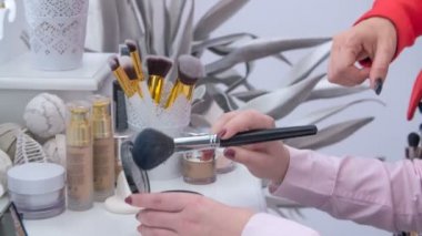 Eğer güzel genç bir kadın makyaj stüdyosunda profesyonel makyaj yapıyorsa...