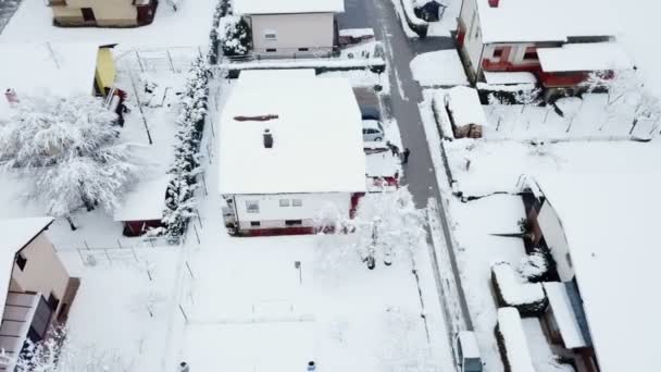 Coche Está Conduciendo Calle Entre Las Casas Disparo Aéreo Nieve — Vídeo de stock