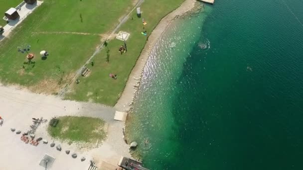 Playa Casi Vacía Del Asombroso Lago Velenje Eslovenia Con Zona — Vídeos de Stock