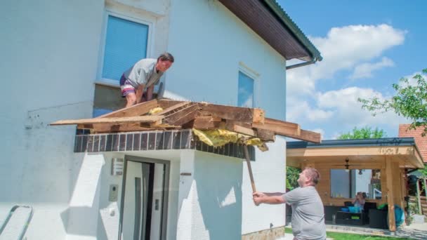 Uomini Rimuovere Parte Legno Del Tetto Sporgente Uomo Anziano Piedi — Video Stock