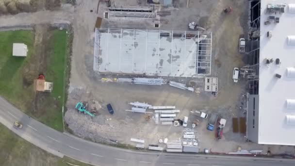 Fabrikanın Havadan Çekilmiş Fotoğrafı Binalar Bir Kasabanın Kenarında Yer Almaktadır — Stok video