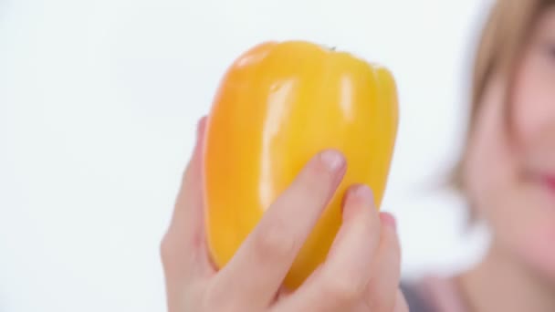 Una Joven Está Girando Alrededor Pimiento Amarillo Mano — Vídeos de Stock