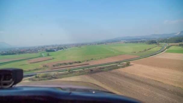 Een Prachtige Groene Landingsbaan Het Vliegtuig Beweegt Het Een Mooie — Stockvideo