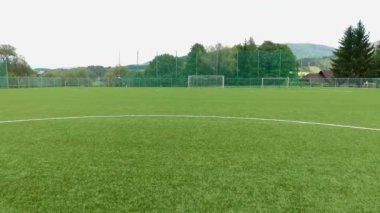 Boş bir futbol sahasının üzerinde uçmak futbol maçlarını ve yarışmalarını bekliyor..