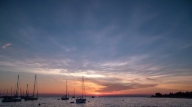 Güzel bir deniz ve birkaç yelkenli gemi üzerinde duruyor.