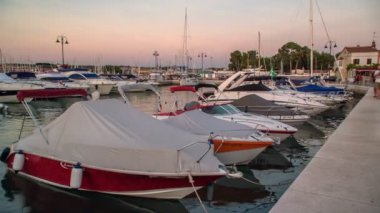 Kasabanın limanında sabahın erken saatlerinde