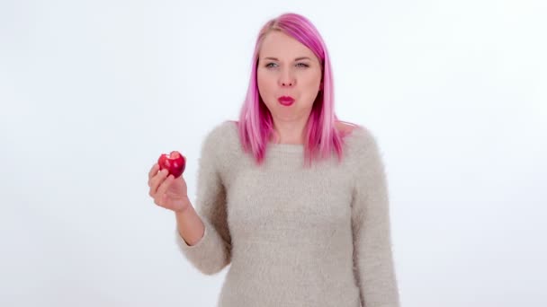 Молода Жінка Читає Червоне Яблуко Але Мабуть Подобається Випльовує Його — стокове відео