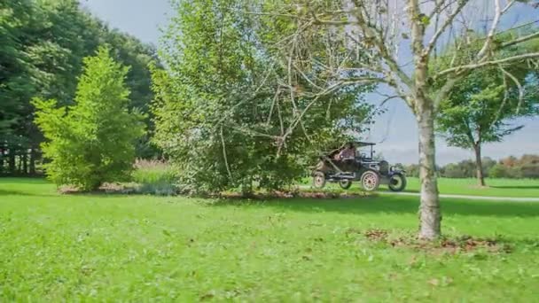 Herausragendes Schwarzes Holzauto Mit Schiebedach Auf Einer Testfahrt Herrlich Grüner — Stockvideo