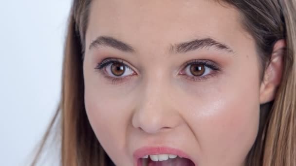 Metraje Hermosa Joven Con Maquillaje Sentado Estudio — Vídeos de Stock