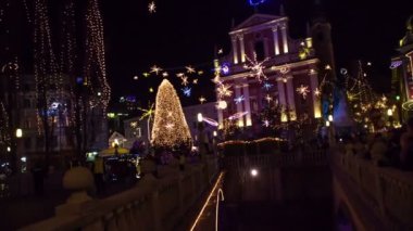 Slovenya, Ljubljana 'nın büyülü dekore edilmiş ve parlak merkezi Noel tatilinde.