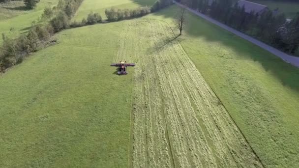 Ein Traktor Zieht Eine Große Landmaschine Hinter Sich Her Luftaufnahme — Stockvideo