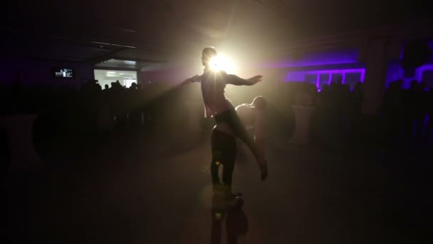 扎莱克 斯洛文尼亚 2017年12月 两位表演者以他们的杂技表演吸引了游客的注意 房间里还有灯光秀 — 图库视频影像
