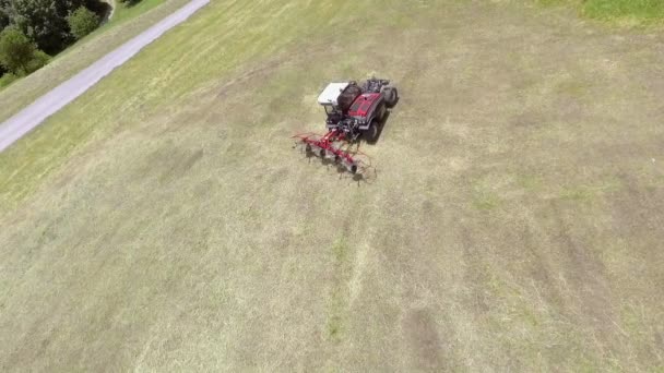 Landbouwmachines Bewegen Trekker Staat Stil Luchtfoto Het Een Mooie Zomerdag — Stockvideo