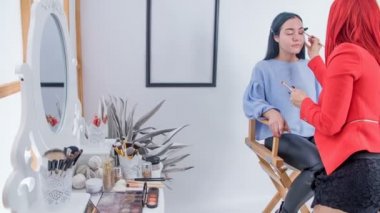 Bir makyöz aynı anda birçok fırça kullanır istenilen görünümü elde etmek için..