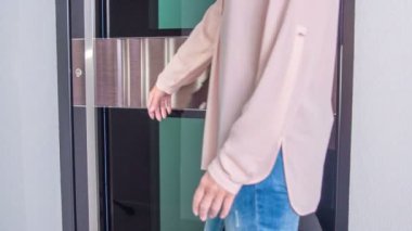 Mağazadaki lüks kapıyı test eden kadının yakın çekim görüntüleri.