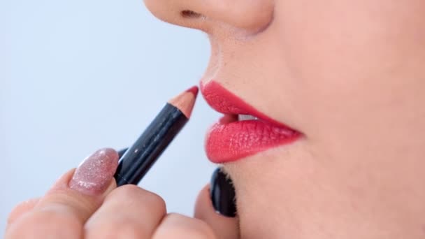 Een Make Artiest Een Lip Liner Lippen Van Cliënt Toe — Stockvideo