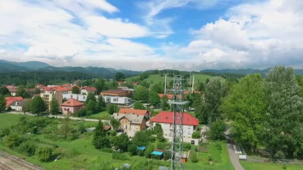 斯洛文尼亚Velenje附近以山丘为背景的带漂亮房屋的小居民区 — 图库视频影像