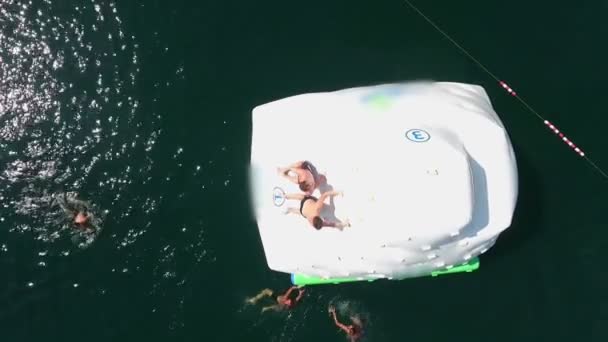 Jóvenes Chicos Atractivos Escalando Una Montaña Inflable Tratando Llegar Cima — Vídeos de Stock