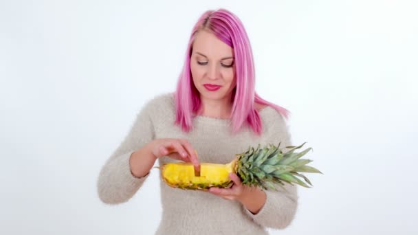 一个年轻女子尝试一片菠萝 她喜欢它 — 图库视频影像