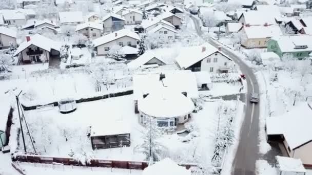 Ένα Χιονισμένο Χωριό Μοιάζει Σαν Παραμύθι Εναέρια Βολή Είναι Χειμερινή — Αρχείο Βίντεο