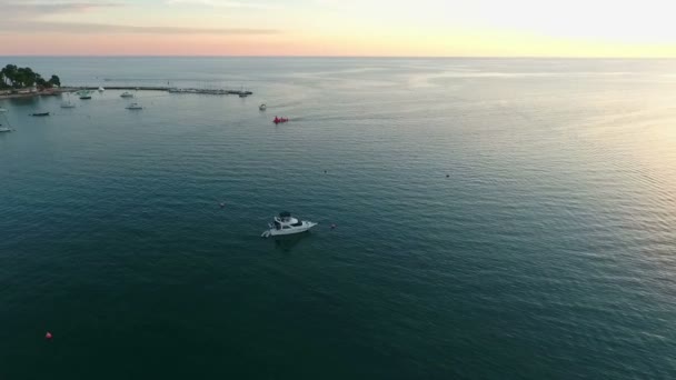 白色的游艇停靠在海面上 — 图库视频影像