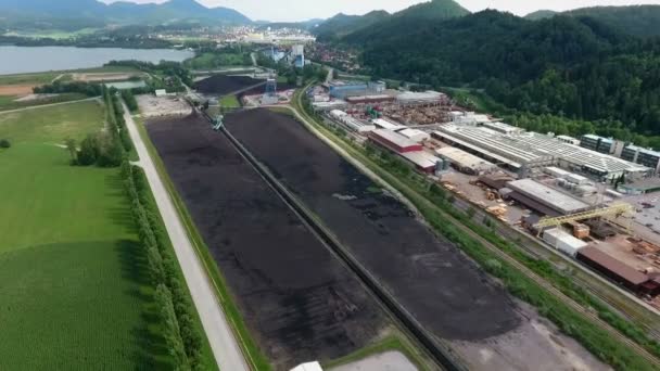スロベニアの都市Velenjeの工業地帯で 正面に炭鉱があります — ストック動画