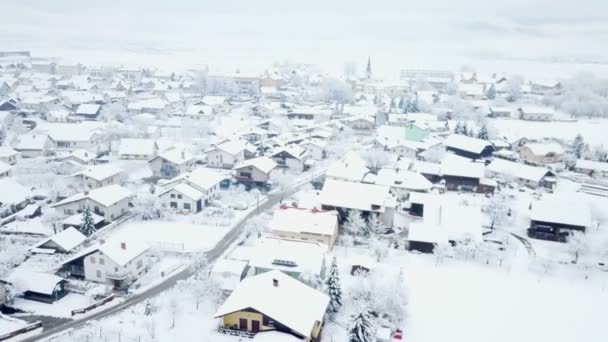 スロベニアのこの村は冬の時間です 前の晩は雪が降っていた 航空写真 — ストック動画